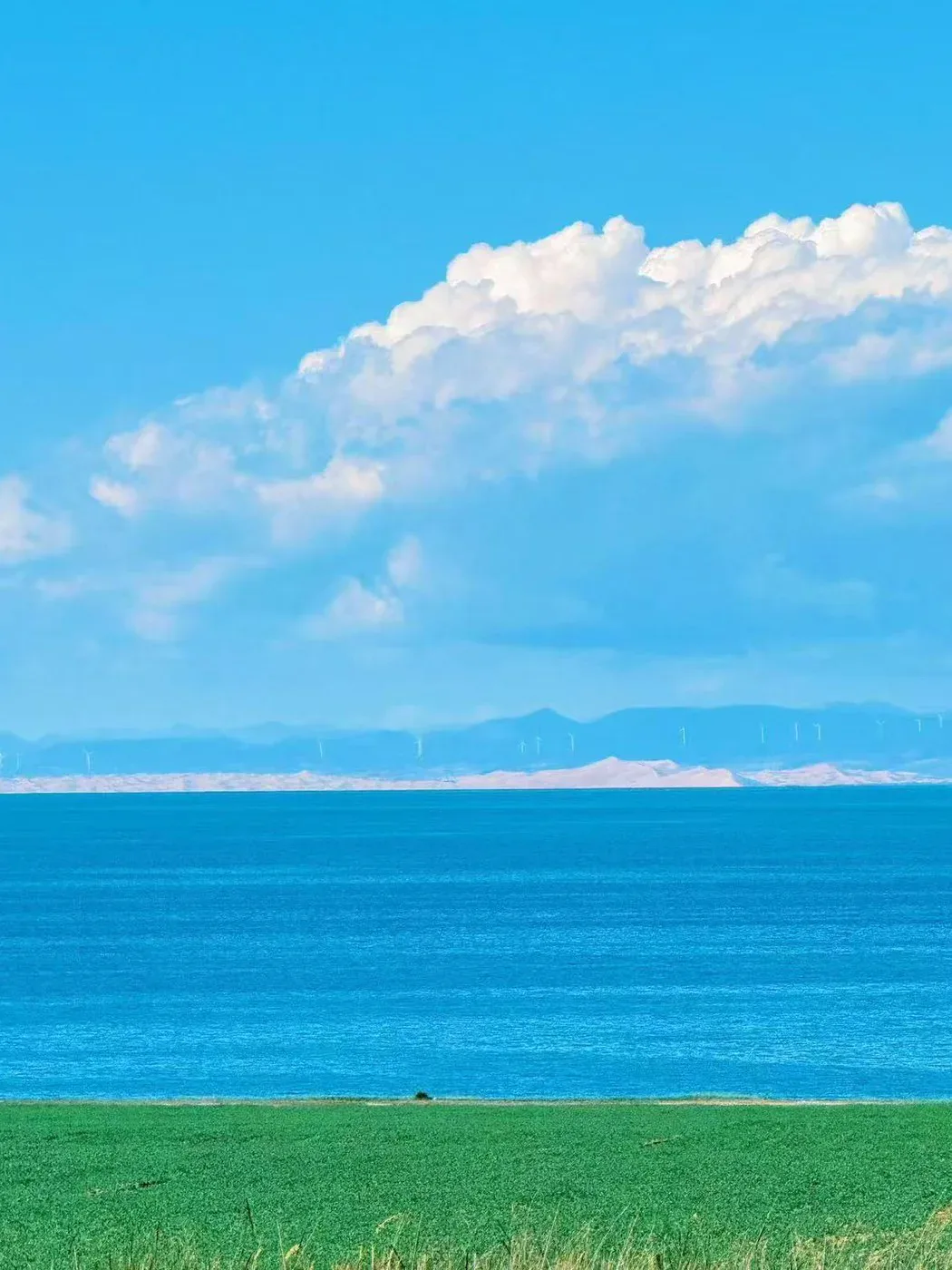 青海湖蓝色湖面与远山